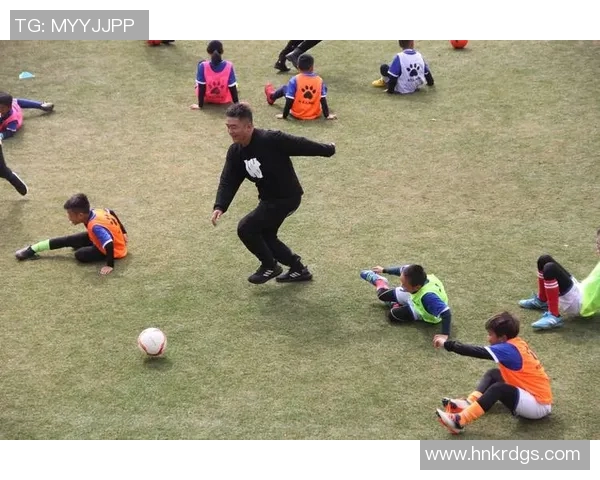 足球明星在户外进行跑步训练提升体能与技巧的完美结合