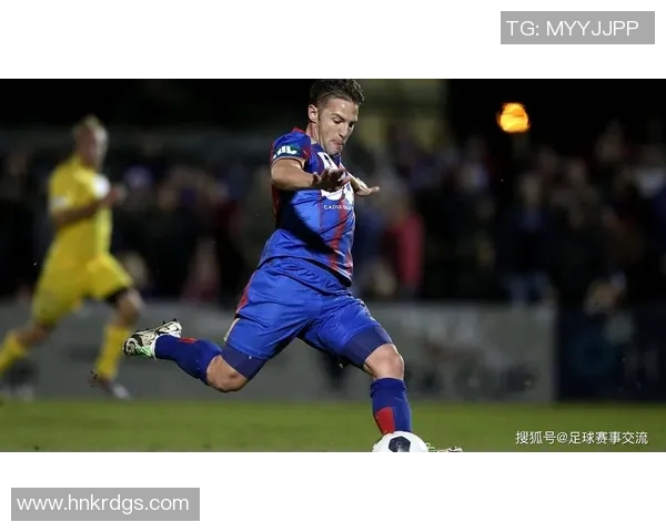 足球明星庆祝胜利的精彩瞬间与激情四溢的庆祝动作解析