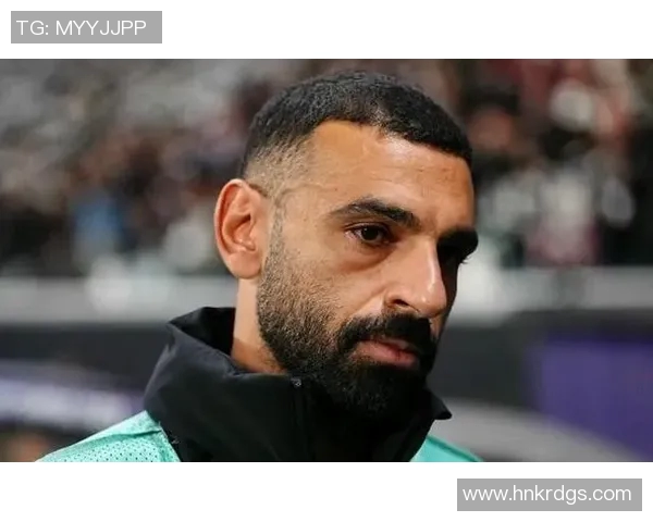 哪个足球明星以中分发型闻名于世引发球迷热议与模仿 哪个足球明星以中分发型闻名于世引发球迷热议与模仿